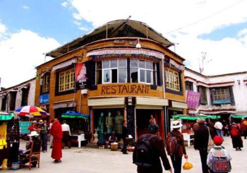 瑪吉阿米酒吧設(shè)計效果圖