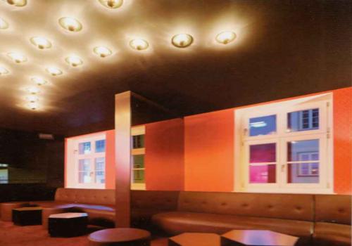 紅燈區(qū)邊緣的foufou酒吧設(shè)計(jì)效果圖