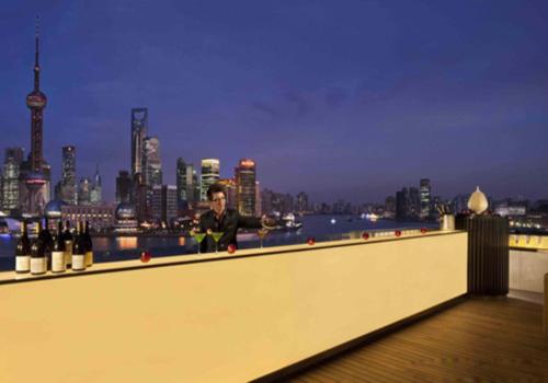 美酒加夜景的酒吧設(shè)計體驗   Sir Elly’s的露臺酒吧設(shè)計  