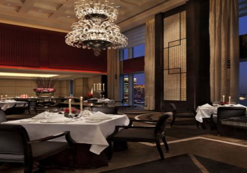 美酒加夜景的酒吧設(shè)計體驗   Sir Elly’s的露臺酒吧設(shè)計  