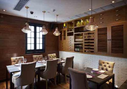 頂樓露臺(tái)酒吧設(shè)計(jì)欣賞——The Fat Olive餐廳酒吧設(shè)計(jì)