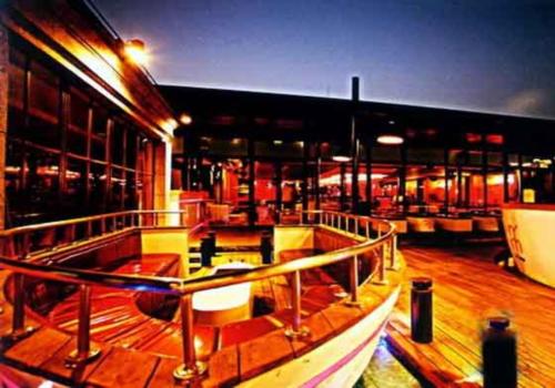 上海最佳景觀酒吧設(shè)計　　紅醉外灘Ｂａｒ?。遥铮酰纾寰瓢稍O(shè)計欣賞