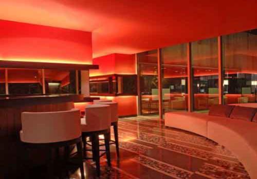 酒吧空間設(shè)計(jì)色彩交織 時(shí)尚酒吧設(shè)計(jì)滿足你的視覺(jué)享受