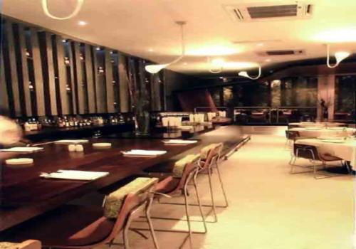 建筑與室內(nèi)結(jié)合的個性小酒吧設(shè)計　　波斯卡酒吧設(shè)計效果圖欣賞