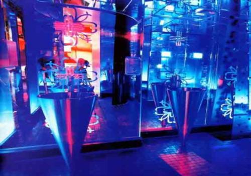 西班牙風(fēng)格酒吧設(shè)計(jì)說(shuō)明　　　酒吧設(shè)計(jì)中的時(shí)尚旋風(fēng)