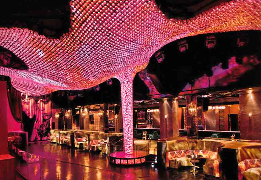 河北卡卡酒吧設計這樣感受的同時，將空間本身所創(chuàng)造的美感深深植入了客人的心中。這種感受讓人無法回避。藍色的光芒，映襯著玻璃地板；深色的墻壁上，ＬＥＤ光打造出了夢幻的世界。天花的造型采取了多種形式，光線暗淡的區(qū)域給人深邃的感受。