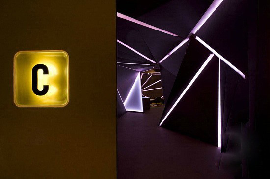 前衛(wèi)時(shí)尚空間  印度海得拉巴碳酒吧設(shè)計(jì)圖欣賞