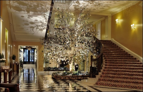酒店圣誕狂歡:地標(biāo)酒店CLARIDGE’S點(diǎn)亮森林細(xì)語圣誕樹