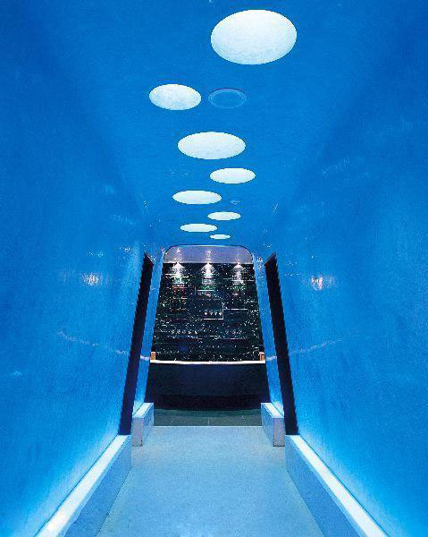 特色小酒吧裝修設(shè)計(jì)欣賞 時(shí)空隧道酒吧帶你玩穿越