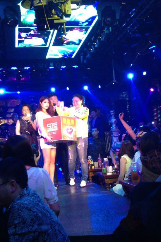 祈福雅安 鄭州上上酒吧義演募捐賑災(zāi)