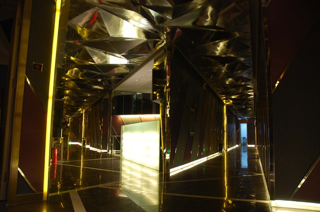 東莞KAKA量販?zhǔn)終TV設(shè)計(jì)案例欣賞 感受夢(mèng)幻迷離之美