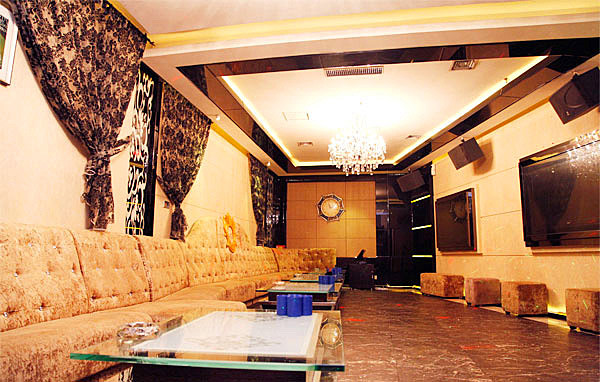 游離于音樂和光影之間 K派量販式KTV設(shè)計