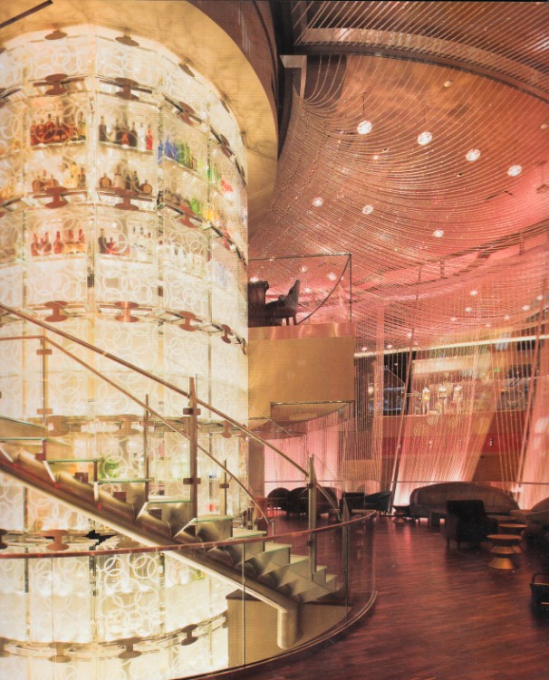 持續(xù)閃耀的魔幻空間 Chandelier酒吧設計