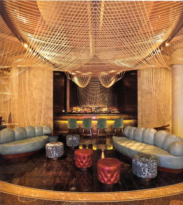 持續(xù)閃耀的魔幻空間 Chandelier酒吧設計