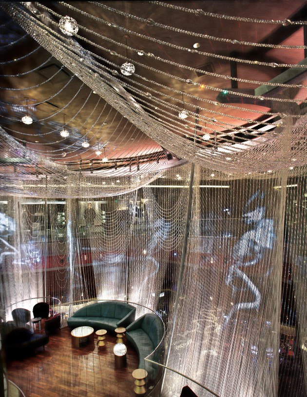 持續(xù)閃耀的魔幻空間 Chandelier酒吧設計