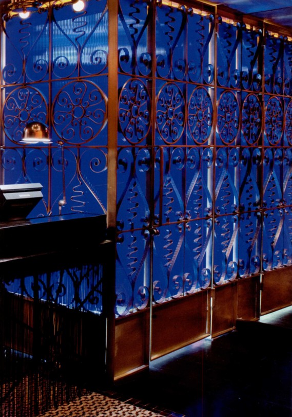 充滿大膽藝術(shù)的舊金山Gitane主題酒吧設(shè)計(jì)