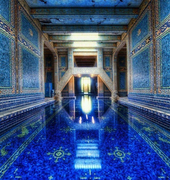 加州超級(jí)豪宅赫斯特城堡內(nèi)的游泳池