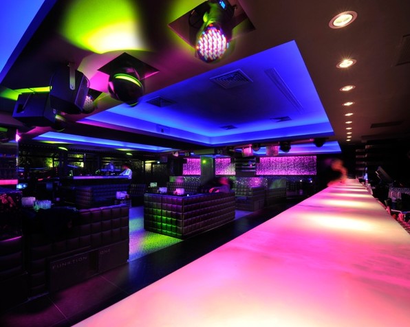 燈光跟著音樂節(jié)奏&ldquo;動(dòng)起來&rdquo; 巴黎圓弧夜場(chǎng)俱樂部設(shè)計(jì)