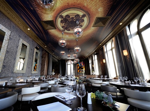 燈光跟著音樂節(jié)奏&ldquo;動(dòng)起來&rdquo; 巴黎圓弧夜場(chǎng)俱樂部設(shè)計(jì)