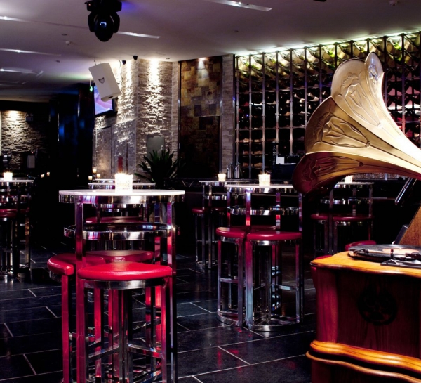 深圳市瀧愛酒吧設(shè)計(jì) 沖突的和諧美