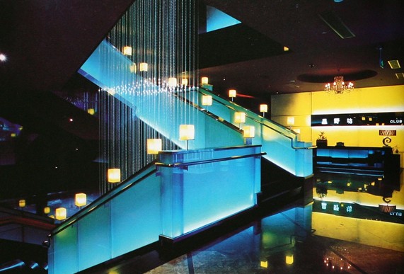 以簡(jiǎn)約流暢的設(shè)計(jì)凸顯個(gè)性 廣州知名俱樂部設(shè)計(jì)效果圖欣賞