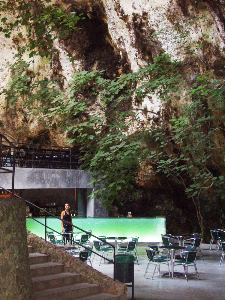 國(guó)外個(gè)性戶外酒吧設(shè)計(jì)案例  克里斯托港洞穴酒吧