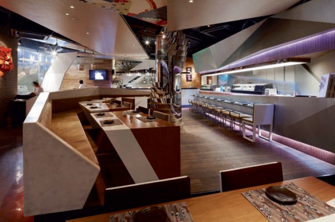 　　這家Ｈａｉｋｕ壽司新店位于最新竣工的上海國際金融中心的開放式庭院里。配合上海國際化的都市北京與傳統(tǒng)特色食品，酒店設(shè)計(jì)師希望用一種不一樣的方式去演繹空間。