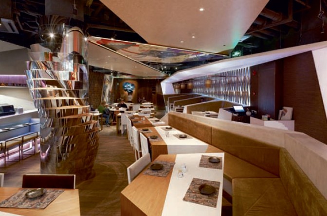 　　這家Ｈａｉｋｕ壽司新店位于最新竣工的上海國際金融中心的開放式庭院里。配合上海國際化的都市北京與傳統(tǒng)特色食品，酒店設(shè)計(jì)師希望用一種不一樣的方式去演繹空間。