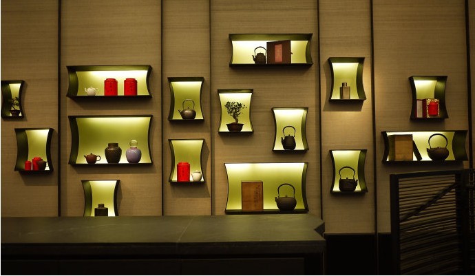     王德傳茶莊的故事從1862年開(kāi)始，創(chuàng)建人王俺尚於清同治年間由福建晉江渡海來(lái)臺(tái)，在臺(tái)南府城創(chuàng)立 了第一家茶莊。經(jīng)過(guò)了幾個(gè)世代，目前的經(jīng)營(yíng)者找了廣告界的朋友，將自家茶莊重新打造，建立了王德傳 這個(gè)品牌，同時(shí)，打造位於臺(tái)北長(zhǎng)春路的首間形象店。