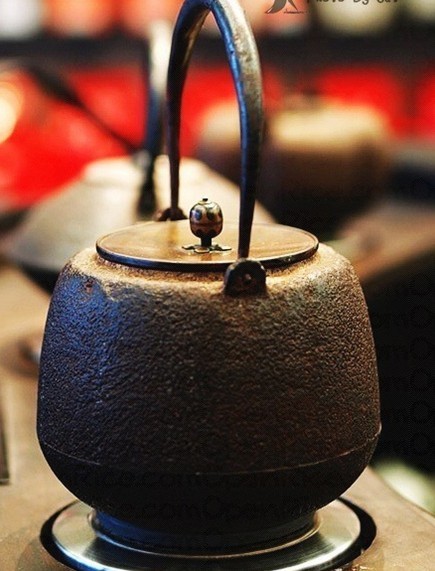     王德傳茶莊的故事從1862年開(kāi)始，創(chuàng)建人王俺尚於清同治年間由福建晉江渡海來(lái)臺(tái)，在臺(tái)南府城創(chuàng)立 了第一家茶莊。經(jīng)過(guò)了幾個(gè)世代，目前的經(jīng)營(yíng)者找了廣告界的朋友，將自家茶莊重新打造，建立了王德傳 這個(gè)品牌，同時(shí)，打造位於臺(tái)北長(zhǎng)春路的首間形象店。