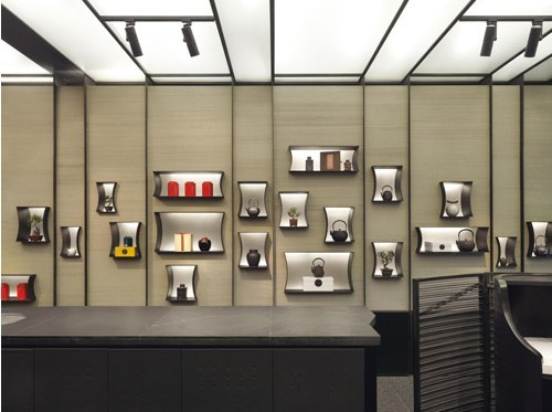     王德傳茶莊的故事從1862年開(kāi)始，創(chuàng)建人王俺尚於清同治年間由福建晉江渡海來(lái)臺(tái)，在臺(tái)南府城創(chuàng)立 了第一家茶莊。經(jīng)過(guò)了幾個(gè)世代，目前的經(jīng)營(yíng)者找了廣告界的朋友，將自家茶莊重新打造，建立了王德傳 這個(gè)品牌，同時(shí)，打造位於臺(tái)北長(zhǎng)春路的首間形象店。