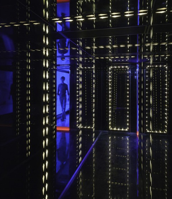 爆發(fā)及炫耀光芒 香港Nova酒吧設(shè)計(jì)