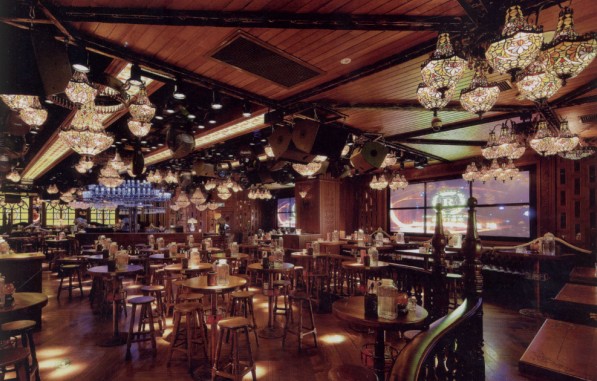 酒吧設(shè)計以木質(zhì)結(jié)構(gòu)承載文化特質(zhì)