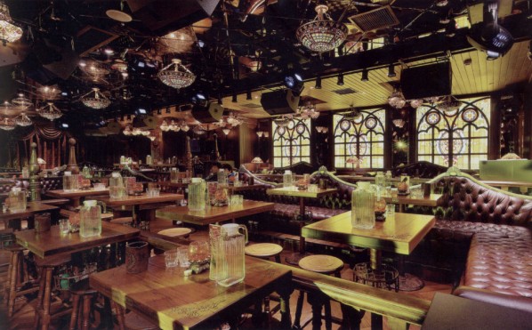 酒吧設(shè)計以木質(zhì)結(jié)構(gòu)承載文化特質(zhì)