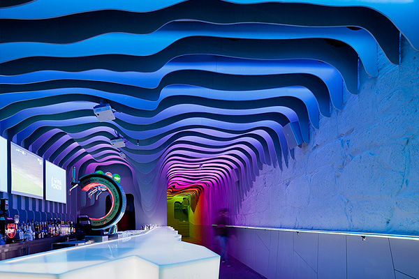 洞穴式空間——é Pra Poncha 酒吧