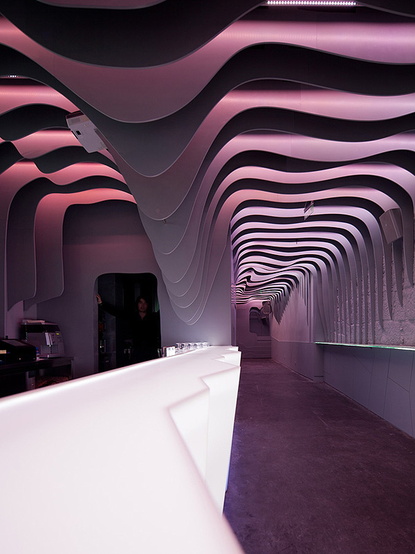 洞穴式空間——é Pra Poncha 酒吧