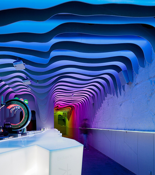 洞穴式空間——é Pra Poncha 酒吧