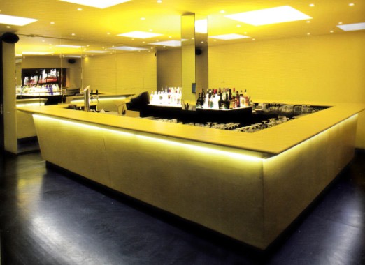 中央酒吧設(shè)計(jì) 以亮黃色為主導(dǎo)
