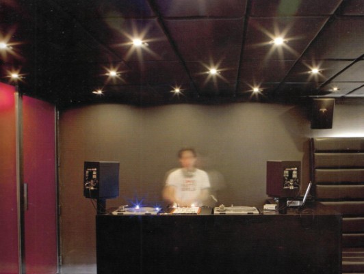 中央酒吧設(shè)計(jì) 以亮黃色為主導(dǎo)