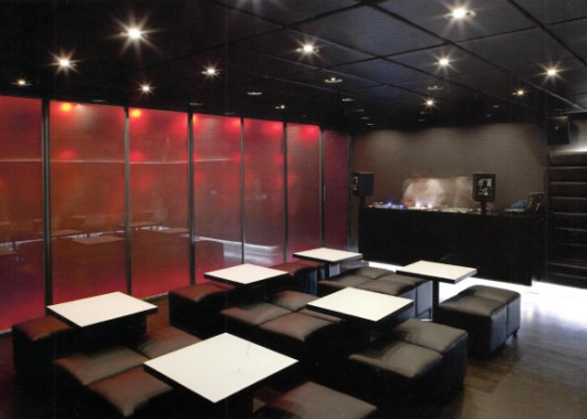 中央酒吧設(shè)計(jì) 以亮黃色為主導(dǎo)