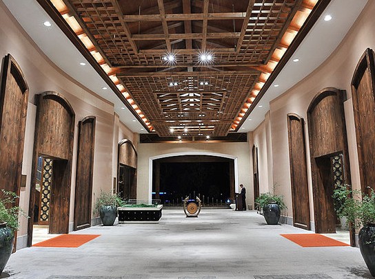 御庭精品酒店湯山店設計 當?shù)厣鷳B(tài)融為一體